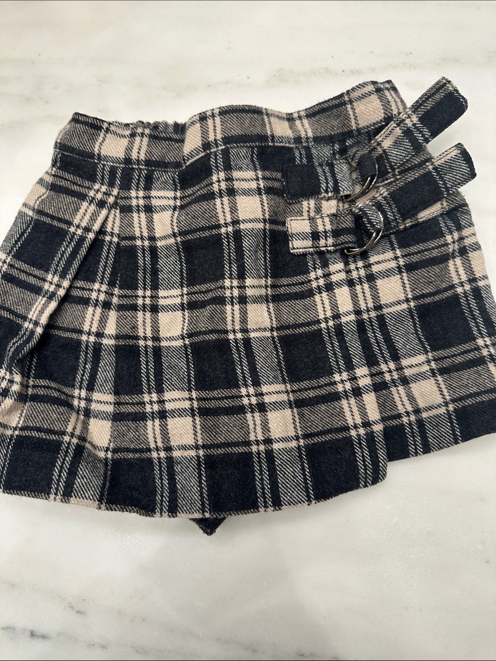 Zara girls size 5 Plaid Buckle Mini Skort in Black and Cream. Like new